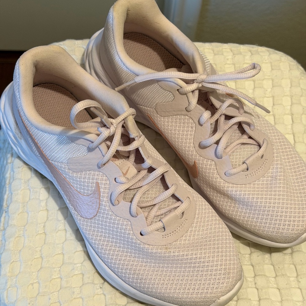Nike Women's Soft Pink Athletic Sneakers